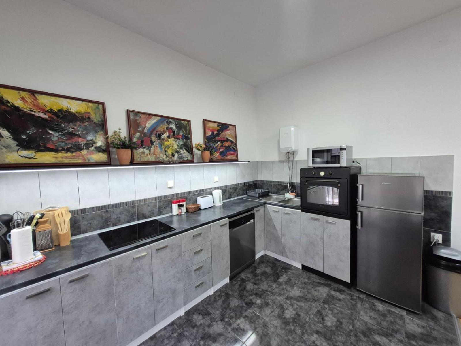 Authentic Belgrade Centre Apartments For Large Groups, Republic Square - Up To 47 People In 5 Apartments Phòng bức ảnh